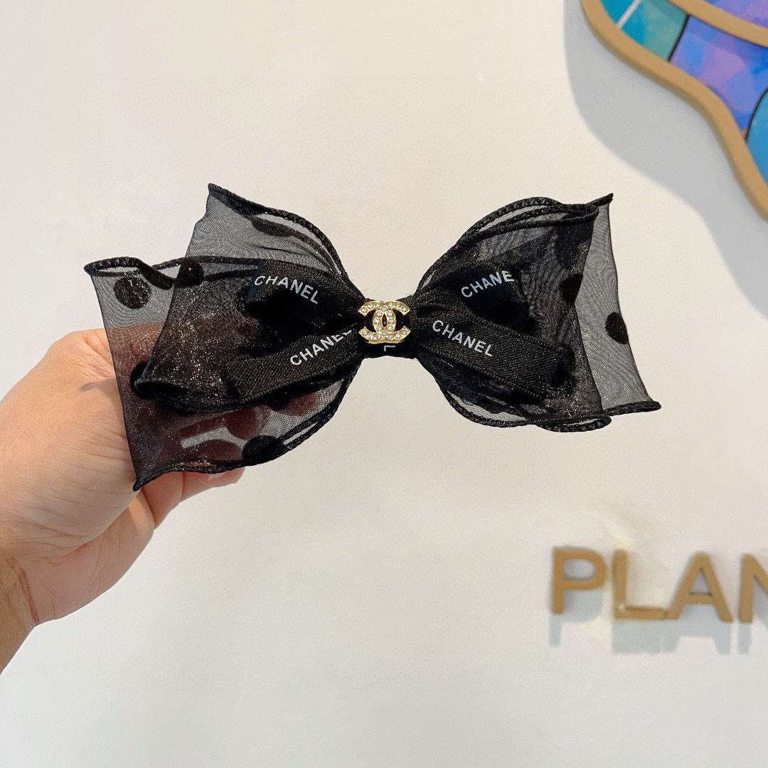配包装
CHANEL （香奈儿）明星同款蝴蝶结抓夹发夹 弹弓夹 网红推荐款♥ 复古蝴蝶结款，超级百搭哦！