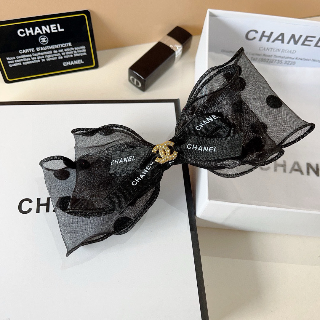 配包装
CHANEL （香奈儿）明星同款蝴蝶结抓夹发夹 弹弓夹 网红推荐款♥ 复古蝴蝶结款，超级百搭哦！