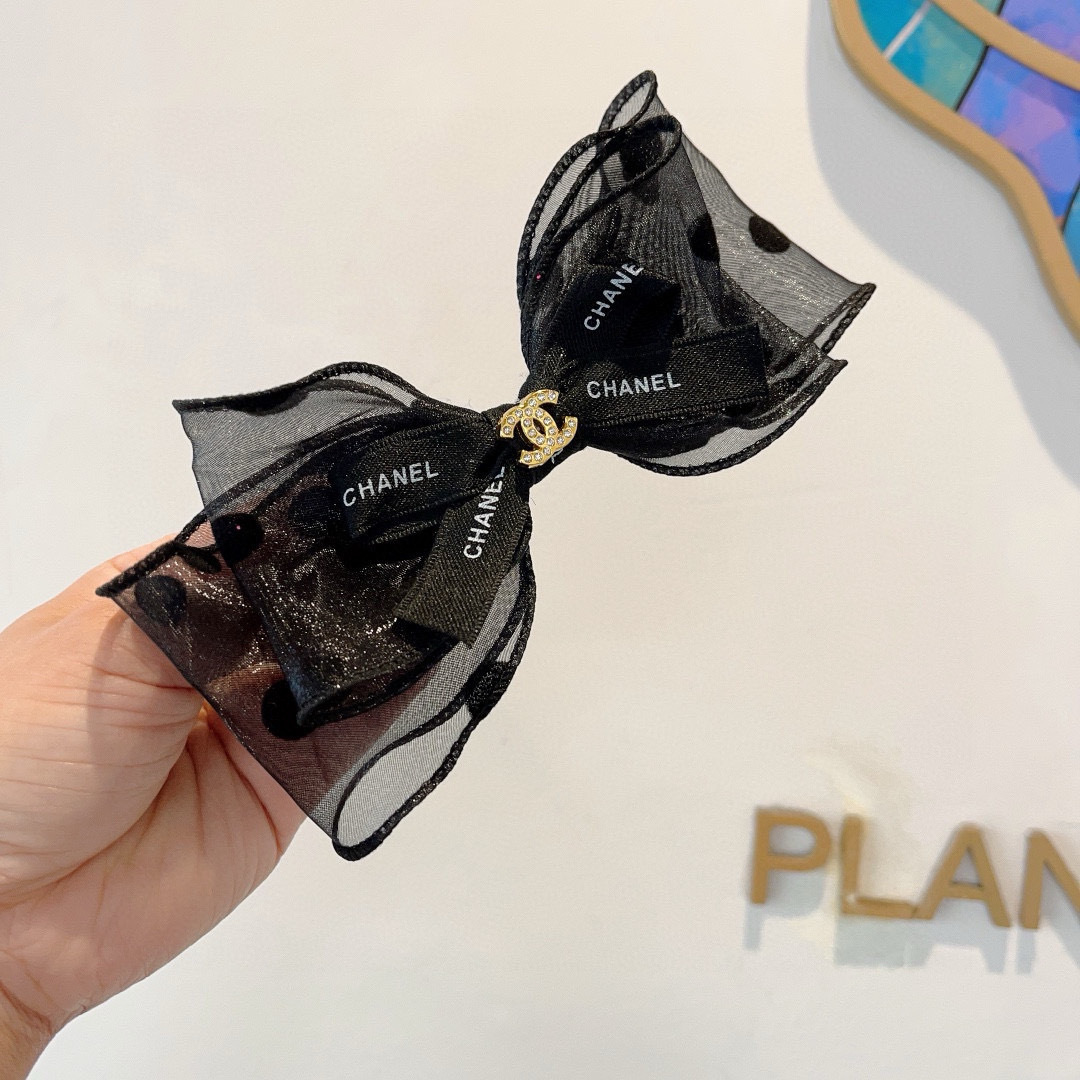 配包装
CHANEL （香奈儿）明星同款蝴蝶结抓夹发夹 弹弓夹 网红推荐款♥ 复古蝴蝶结款，超级百搭哦！