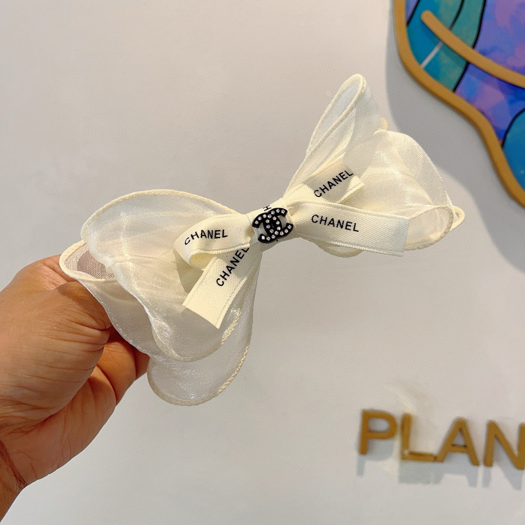 配包装
CHANEL （香奈儿）明星同款蝴蝶结抓夹发夹 弹弓夹 网红推荐款♥ 复古蝴蝶结款，超级百搭哦！