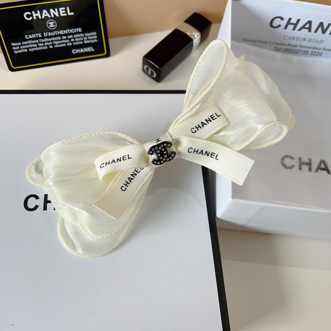 配包装
CHANEL （香奈儿）明星同款蝴蝶结抓夹发夹 弹弓夹 网红推荐款♥ 复古蝴蝶结款，超级百搭哦！