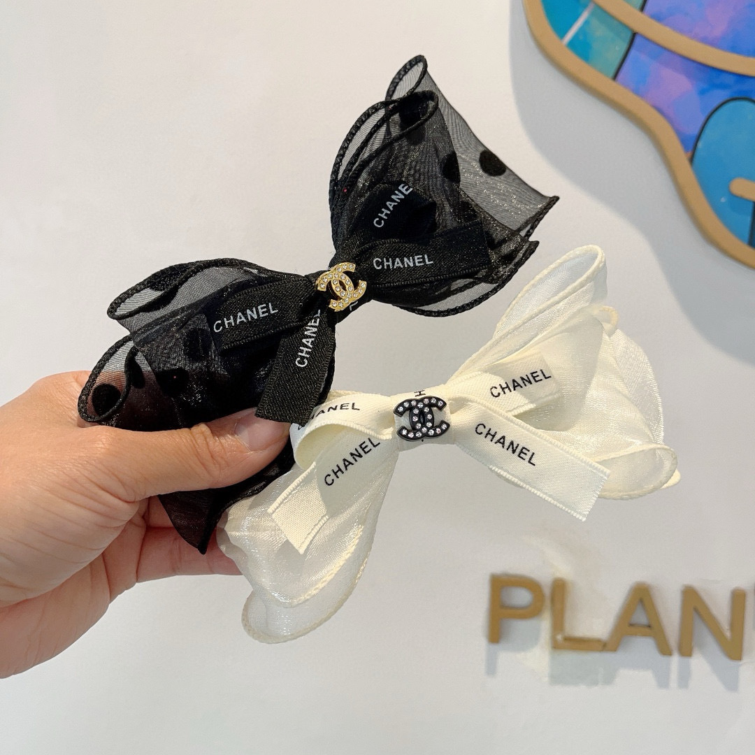 配包装
CHANEL （香奈儿）明星同款蝴蝶结抓夹发夹 弹弓夹 网红推荐款♥ 复古蝴蝶结款，超级百搭哦！