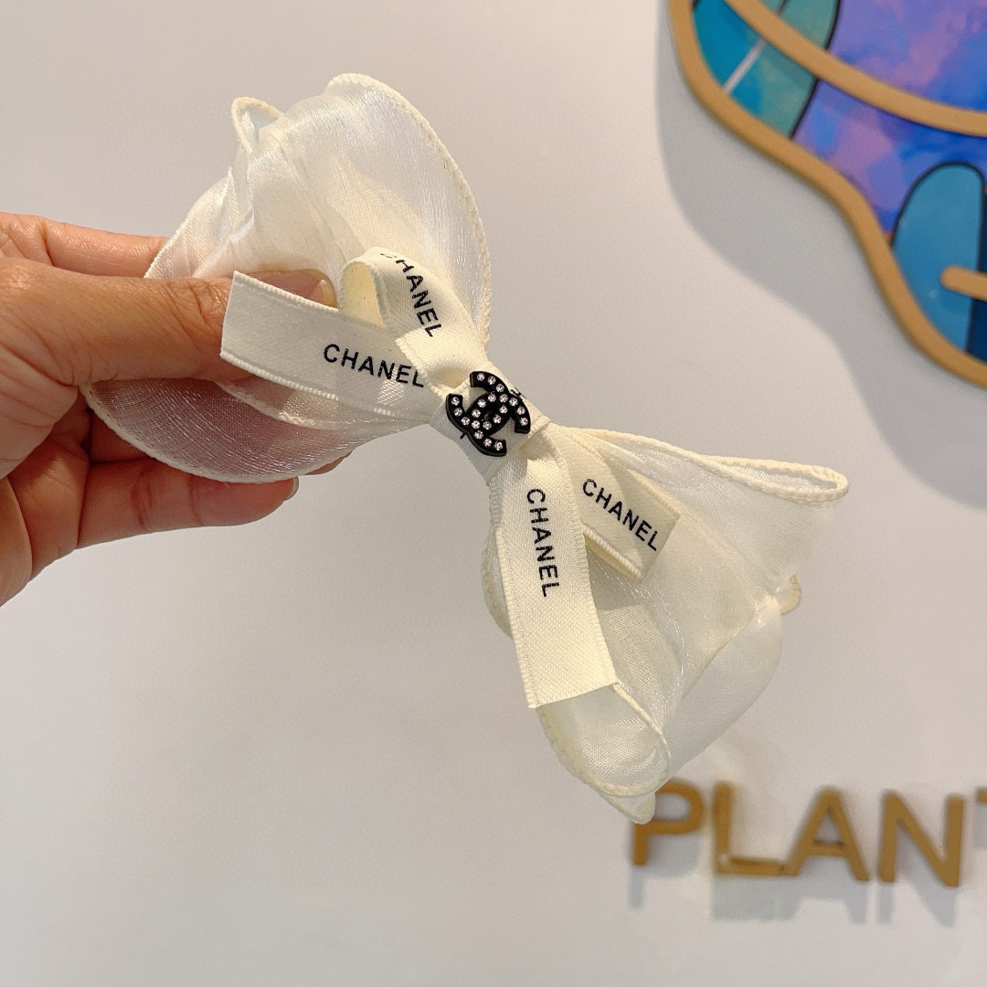 配包装
CHANEL （香奈儿）明星同款蝴蝶结抓夹发夹 弹弓夹 网红推荐款♥ 复古蝴蝶结款，超级百搭哦！