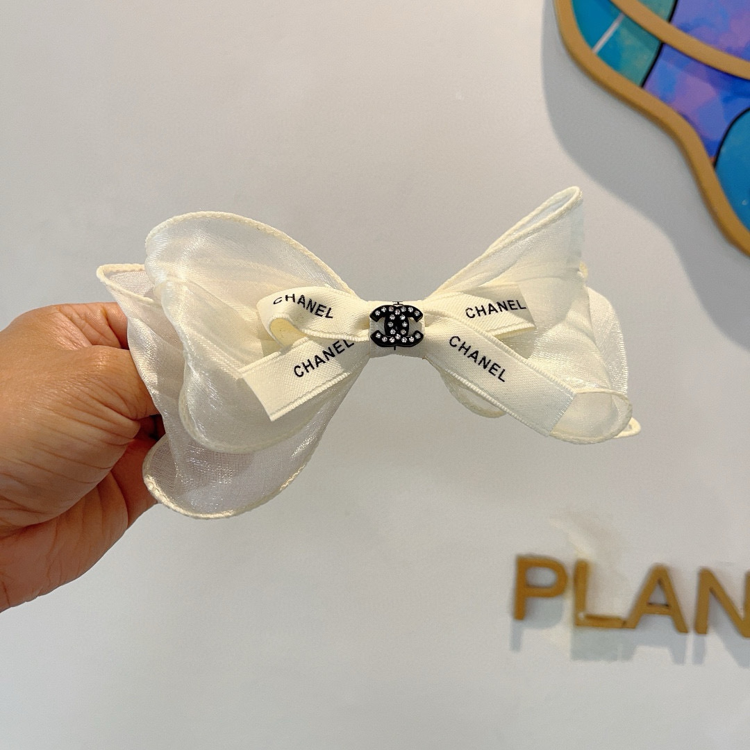 配包装
CHANEL （香奈儿）明星同款蝴蝶结抓夹发夹 弹弓夹 网红推荐款♥ 复古蝴蝶结款，超级百搭哦！