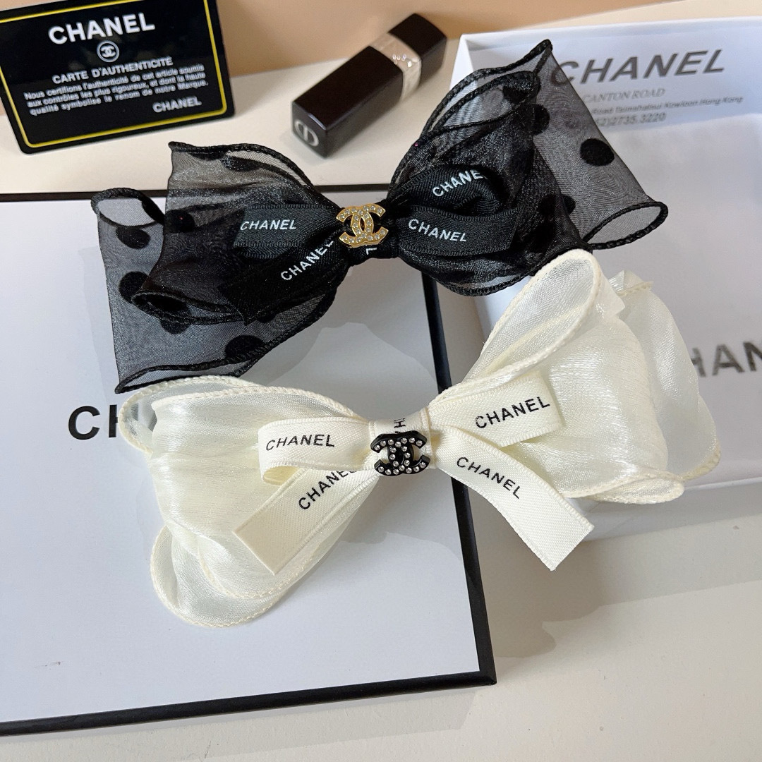 配包装
CHANEL （香奈儿）明星同款蝴蝶结抓夹发夹 弹弓夹 网红推荐款♥ 复古蝴蝶结款，超级百搭哦！
