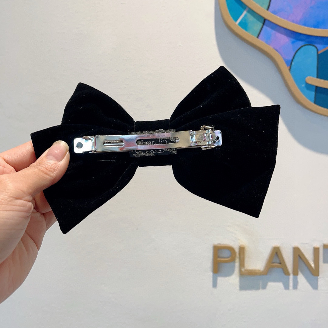 配包装
CELINE 赛琳 凯旋门新款植绒发夹，经典字母大蝴蝶结弹簧夹， 超精致，转图必爆哈！专柜出货
