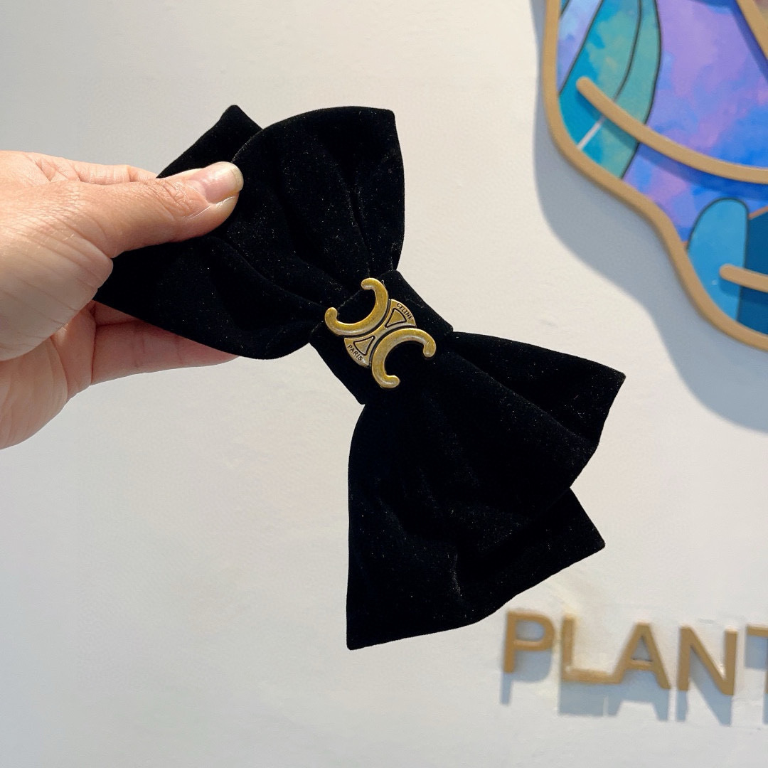 配包装
CELINE 赛琳 凯旋门新款植绒发夹，经典字母大蝴蝶结弹簧夹， 超精致，转图必爆哈！专柜出货