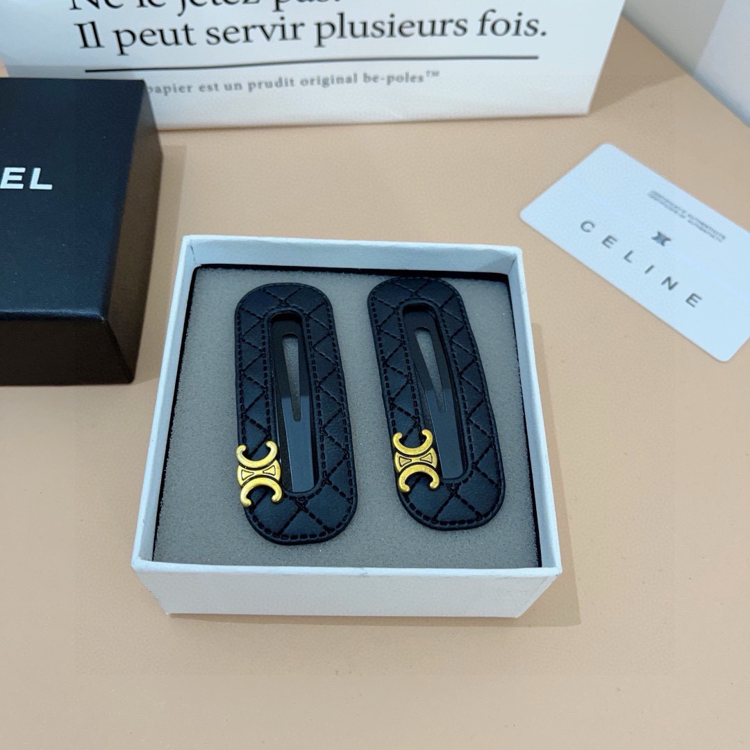 配包装（一对）
CELINE（赛琳） 凯旋门新款发夹，经典BB夹，刘海夹 超精致，转图必爆哈！专柜出货