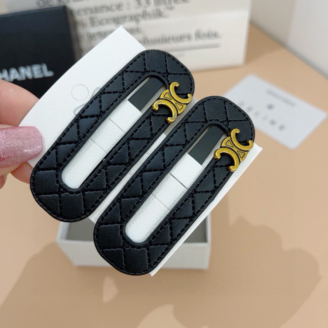 配包装（一对）
CELINE（赛琳） 凯旋门新款发夹，经典BB夹，刘海夹 超精致，转图必爆哈！专柜出货