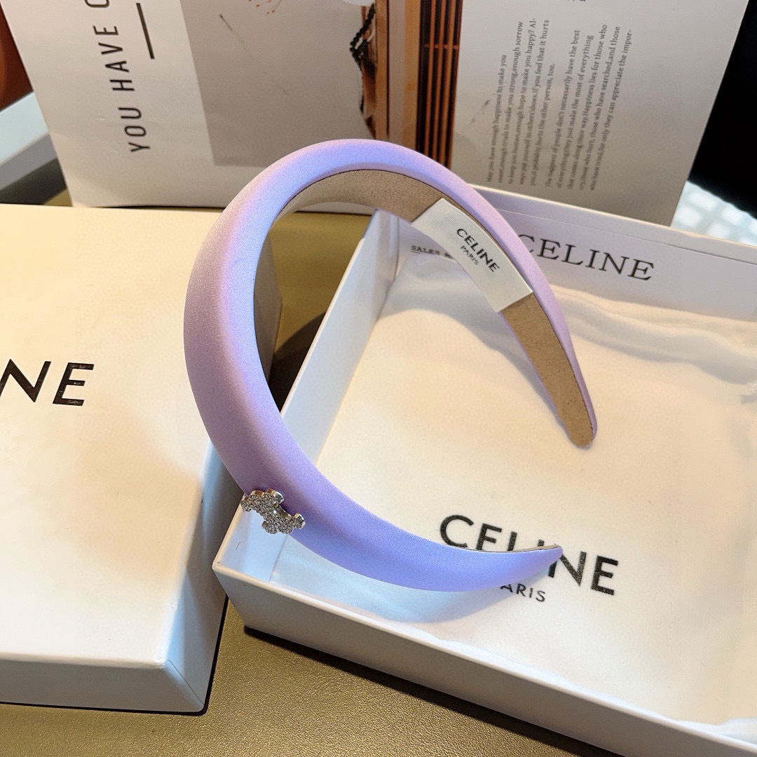 配包装
CELINE（赛琳）网红款海绵缎面发箍 佩戴舒适无压力，造型搭配必备！非常时尚百搭！女神必备头箍