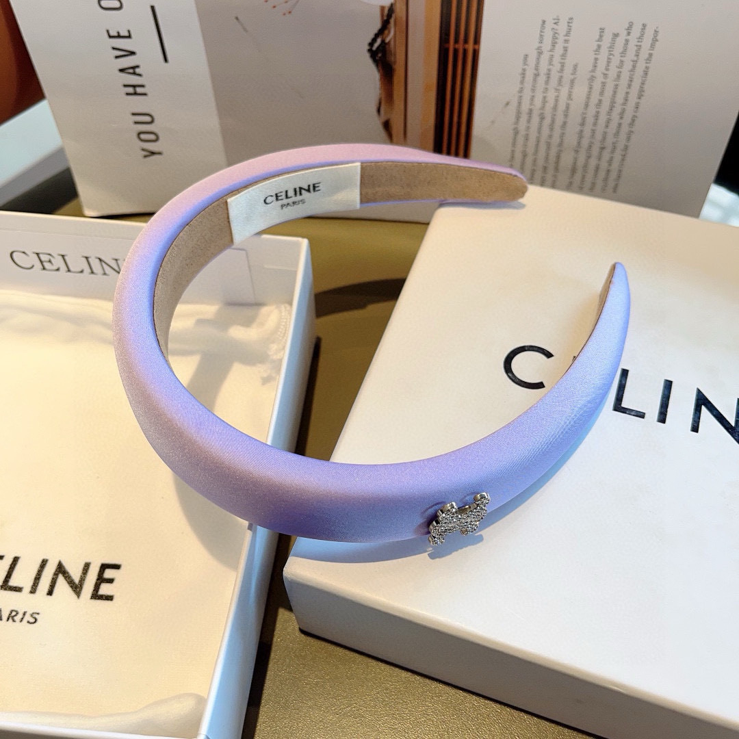 配包装
CELINE（赛琳）网红款海绵缎面发箍 佩戴舒适无压力，造型搭配必备！非常时尚百搭！女神必备头箍