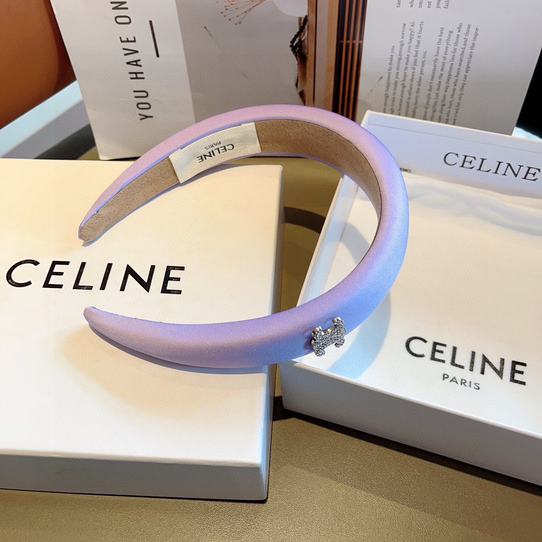 配包装
CELINE（赛琳）网红款海绵缎面发箍 佩戴舒适无压力，造型搭配必备！非常时尚百搭！女神必备头箍