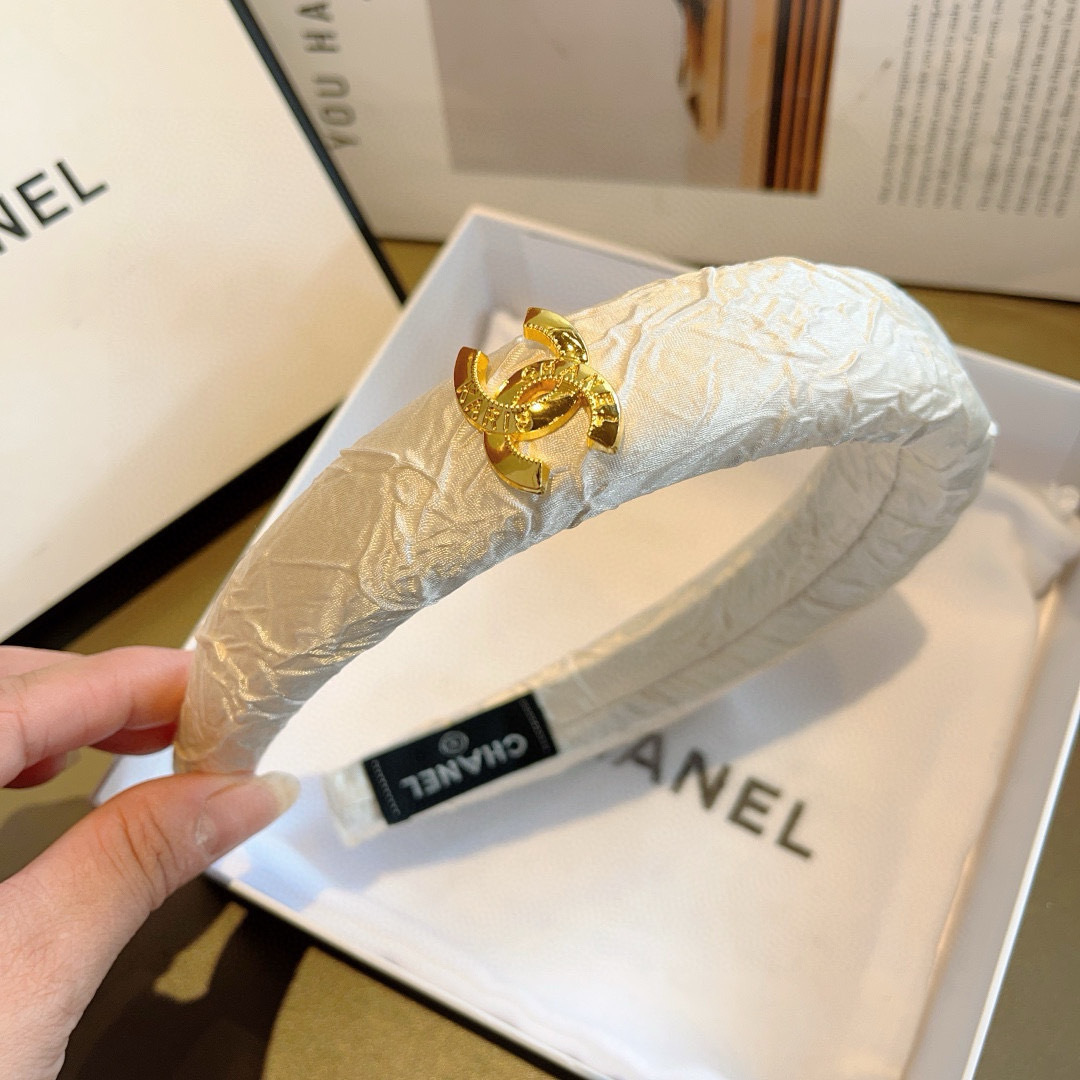 配包装
CHANEL（香奈儿）最新款小香发箍，新品巨显脸小头箍，网红爆款推荐 搭配高端双Ｃlogo ，超
