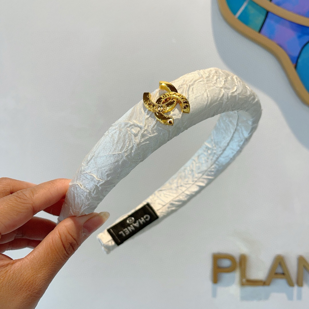 配包装
CHANEL（香奈儿）最新款小香发箍，新品巨显脸小头箍，网红爆款推荐 搭配高端双Ｃlogo ，超