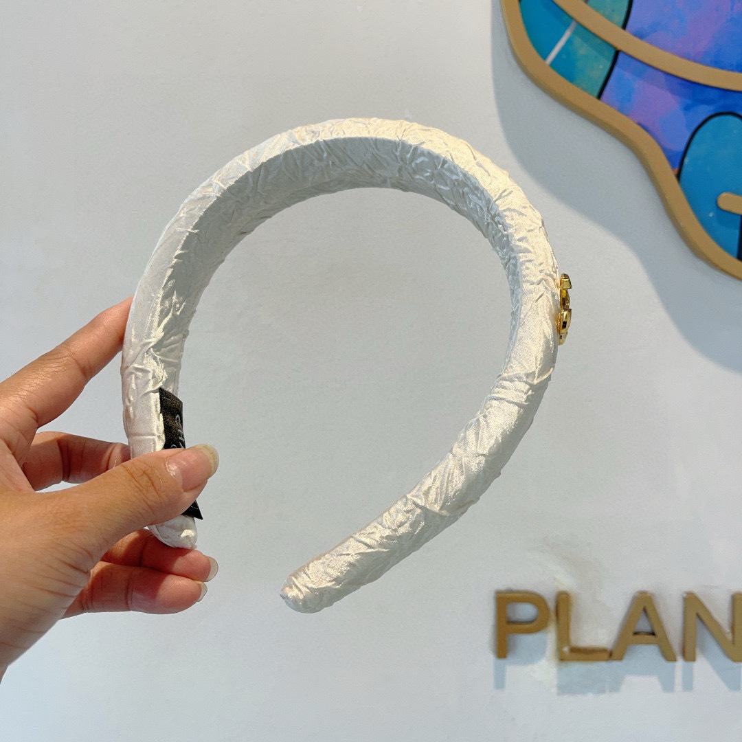 配包装
CHANEL（香奈儿）最新款小香发箍，新品巨显脸小头箍，网红爆款推荐 搭配高端双Ｃlogo ，超