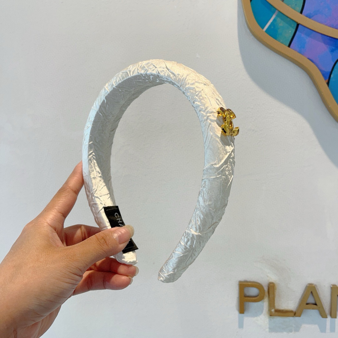 配包装
CHANEL（香奈儿）最新款小香发箍，新品巨显脸小头箍，网红爆款推荐 搭配高端双Ｃlogo ，超