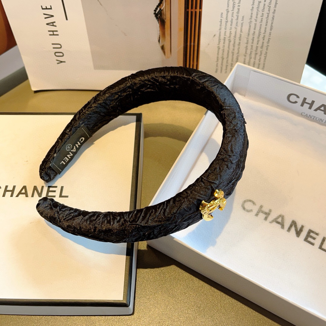 配包装
CHANEL（香奈儿）最新款小香发箍，新品巨显脸小头箍，网红爆款推荐 搭配高端双Ｃlogo ，超