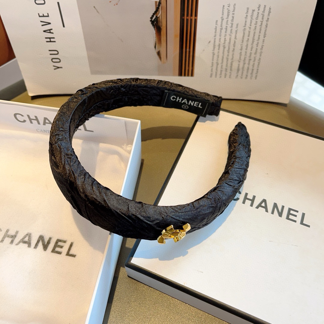 配包装
CHANEL（香奈儿）最新款小香发箍，新品巨显脸小头箍，网红爆款推荐 搭配高端双Ｃlogo ，超