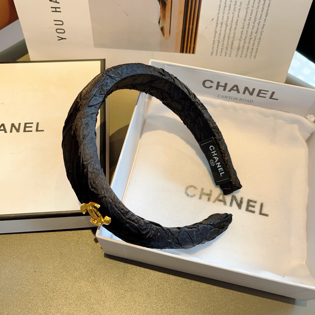配包装
CHANEL（香奈儿）最新款小香发箍，新品巨显脸小头箍，网红爆款推荐 搭配高端双Ｃlogo ，超