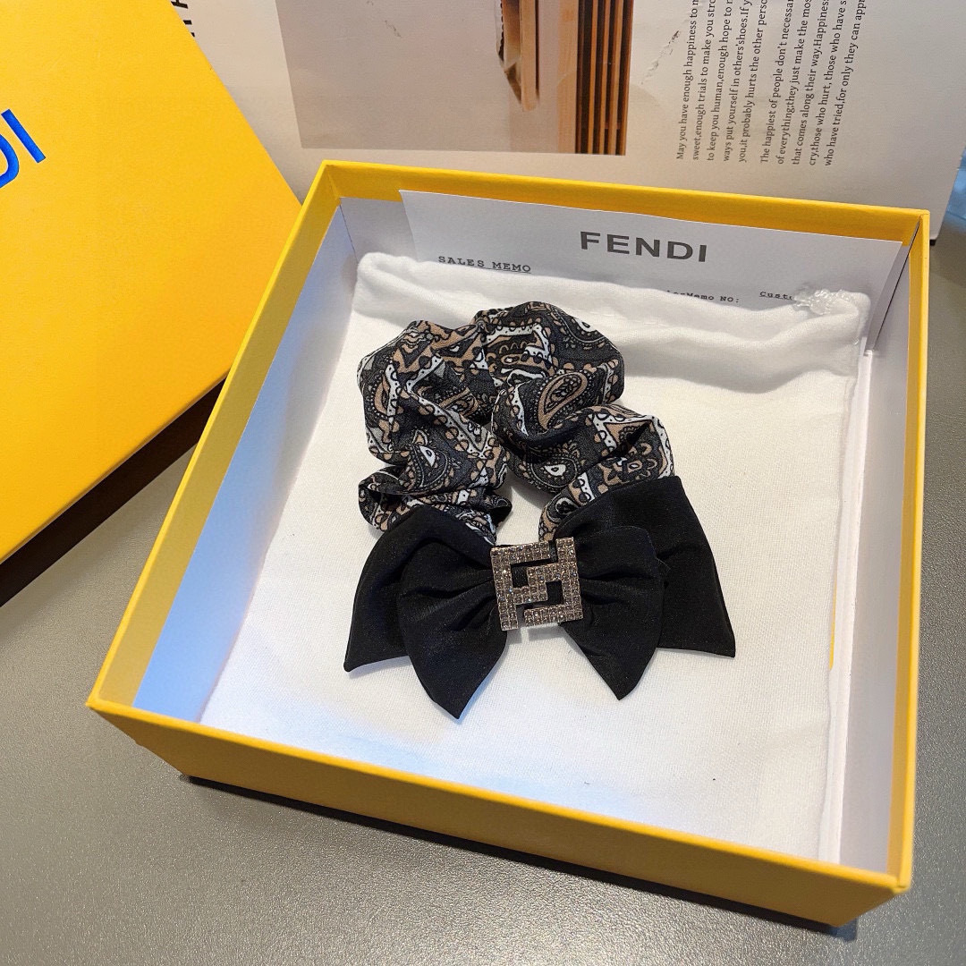 配包装
FENDI（芬迪）网红新款发圈，精致肠圈皮筋，佩戴舒适无压力，造型搭配必备！非常时尚百搭！女神必