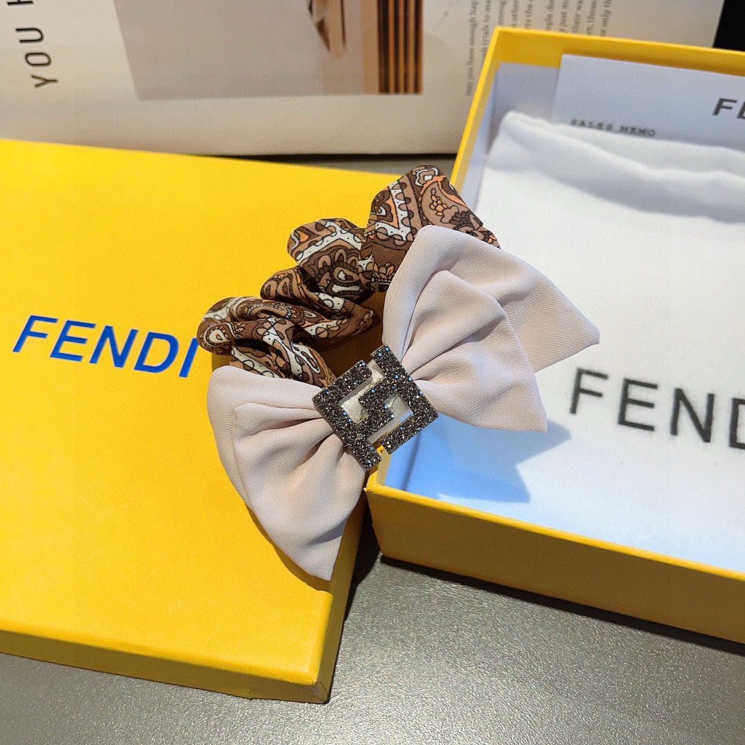 配包装
FENDI（芬迪）网红新款发圈，精致肠圈皮筋，佩戴舒适无压力，造型搭配必备！非常时尚百搭！女神必