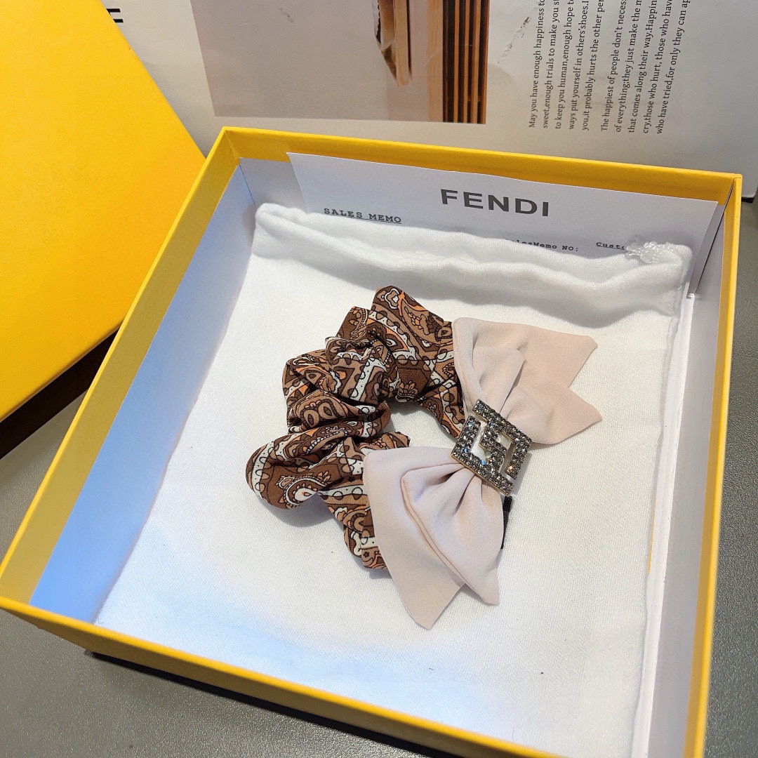 配包装
FENDI（芬迪）网红新款发圈，精致肠圈皮筋，佩戴舒适无压力，造型搭配必备！非常时尚百搭！女神必