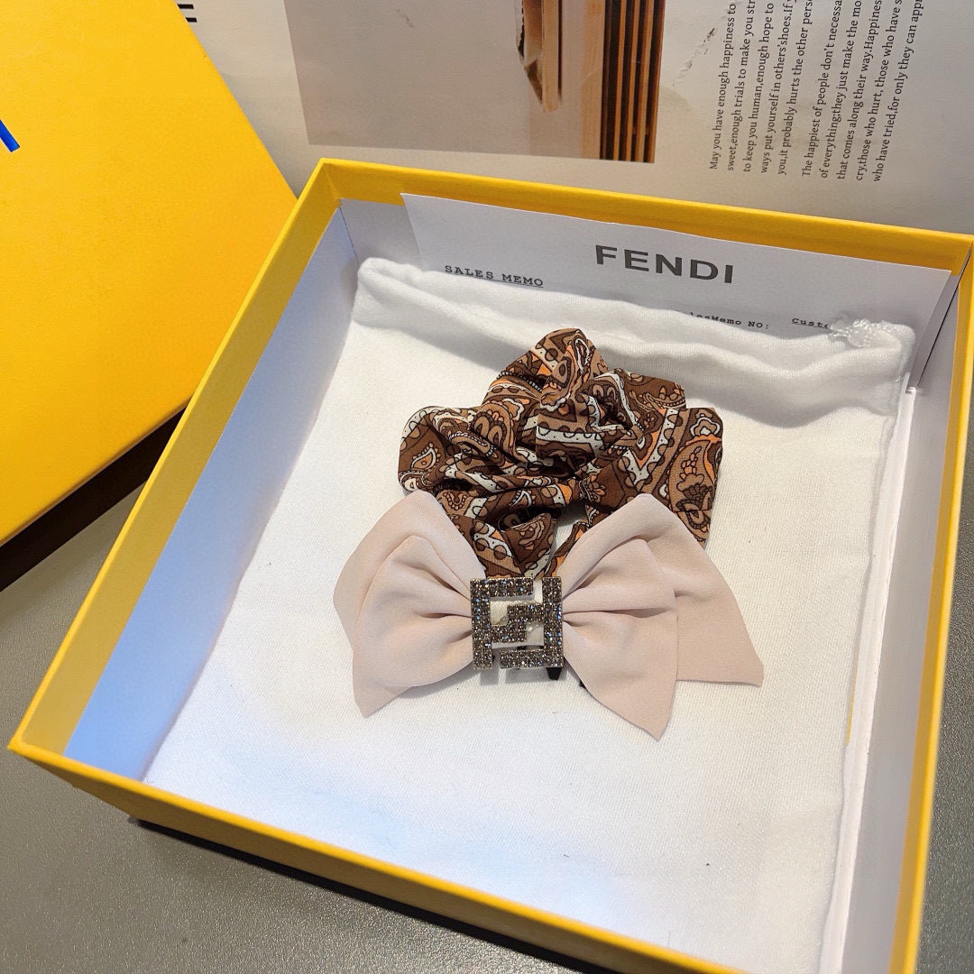 配包装
FENDI（芬迪）网红新款发圈，精致肠圈皮筋，佩戴舒适无压力，造型搭配必备！非常时尚百搭！女神必