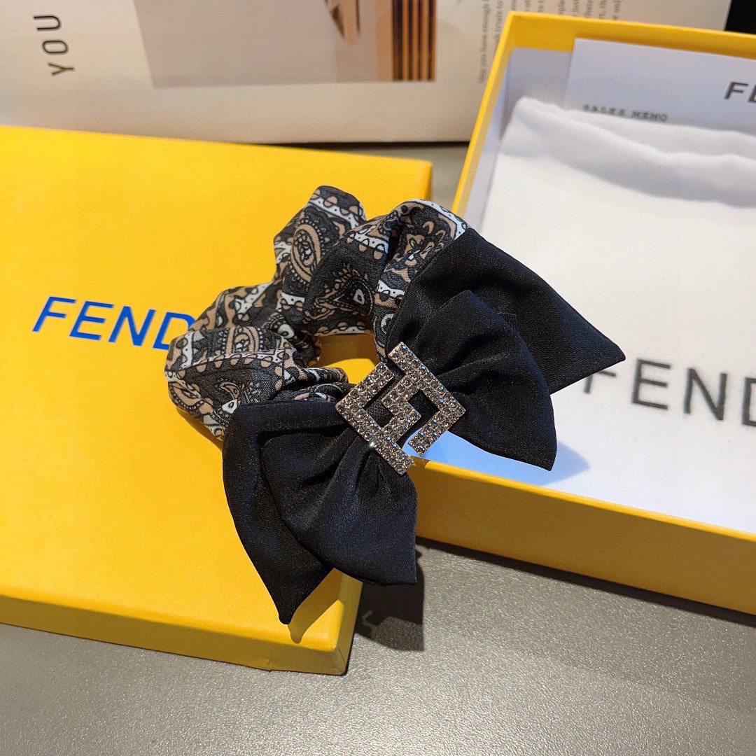 配包装
FENDI（芬迪）网红新款发圈，精致肠圈皮筋，佩戴舒适无压力，造型搭配必备！非常时尚百搭！女神必