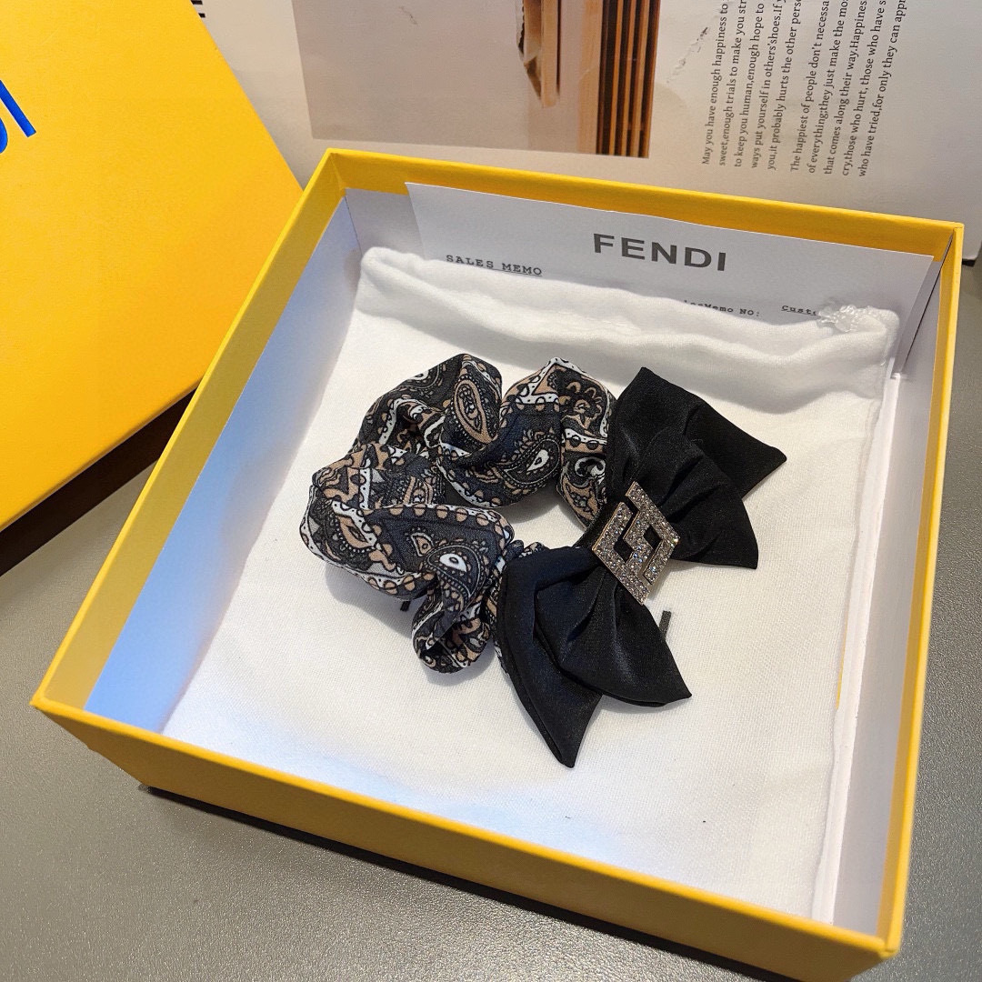 配包装
FENDI（芬迪）网红新款发圈，精致肠圈皮筋，佩戴舒适无压力，造型搭配必备！非常时尚百搭！女神必