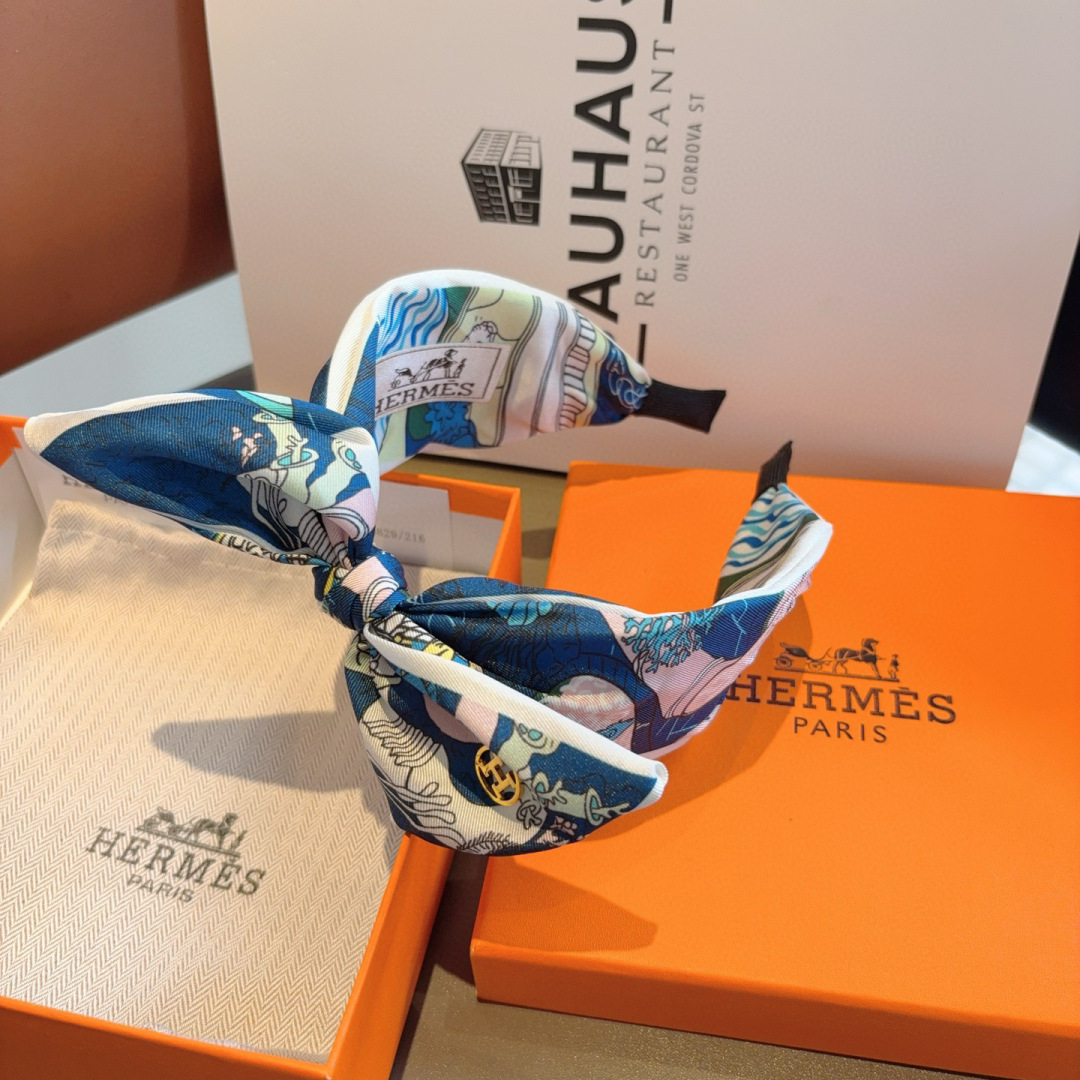 配包装
Hermes（爱马仕）  火爆定制款蝴蝶结发箍，网红同款头箍、  进口真丝面料， 出口订单、细节