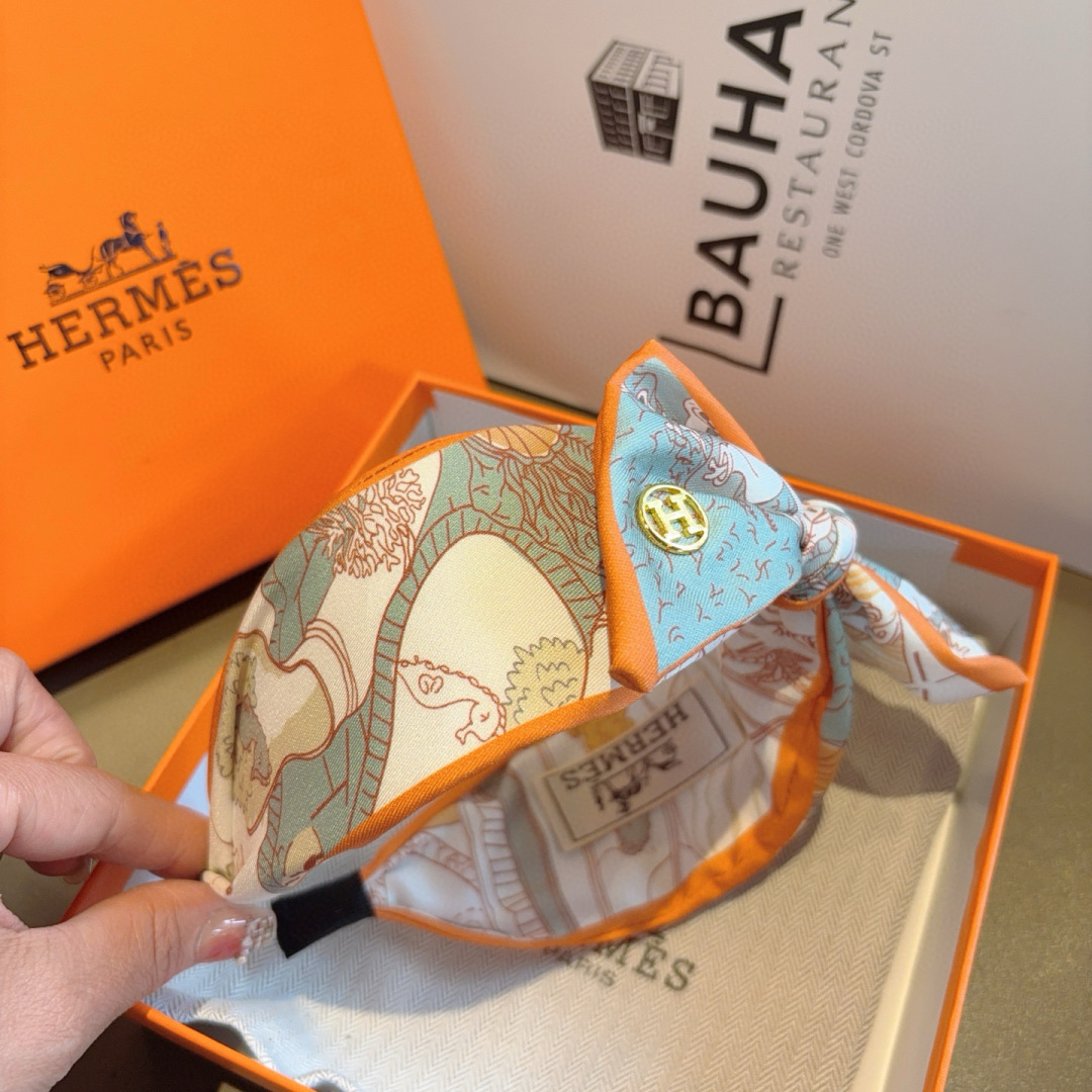 配包装
Hermes（爱马仕）  火爆定制款蝴蝶结发箍，网红同款头箍、  进口真丝面料， 出口订单、细节