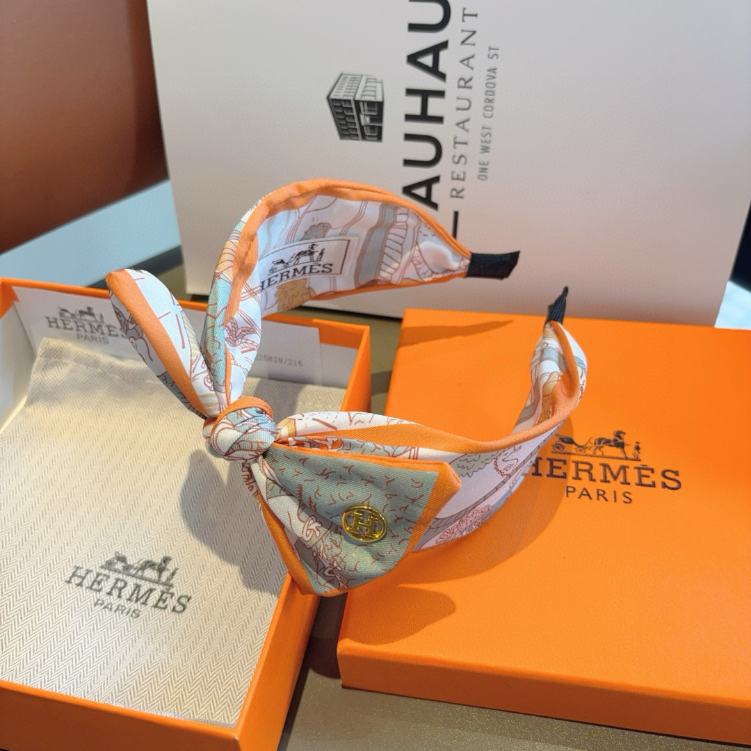 配包装
Hermes（爱马仕）  火爆定制款蝴蝶结发箍，网红同款头箍、  进口真丝面料， 出口订单、细节