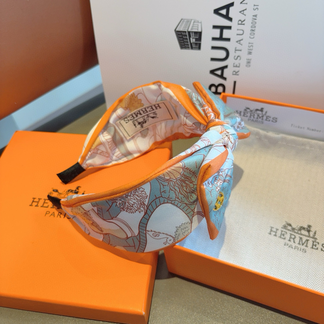配包装
Hermes（爱马仕）  火爆定制款蝴蝶结发箍，网红同款头箍、  进口真丝面料， 出口订单、细节