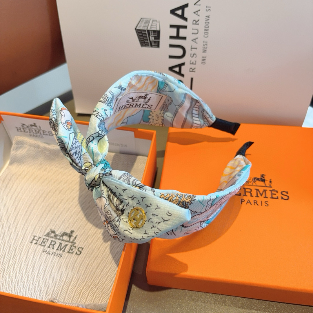 配包装
Hermes（爱马仕）  火爆定制款蝴蝶结发箍，网红同款头箍、  进口真丝面料， 出口订单、细节
