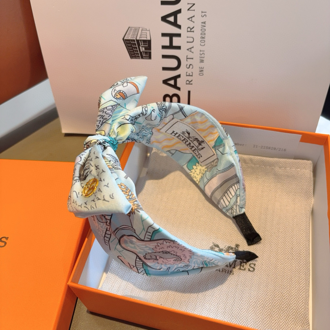 配包装
Hermes（爱马仕）  火爆定制款蝴蝶结发箍，网红同款头箍、  进口真丝面料， 出口订单、细节