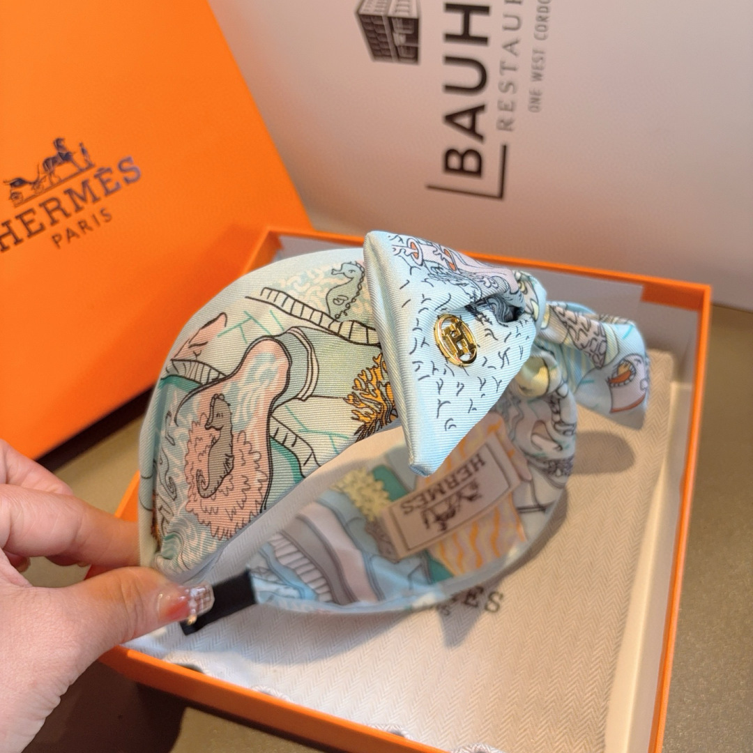 配包装
Hermes（爱马仕）  火爆定制款蝴蝶结发箍，网红同款头箍、  进口真丝面料， 出口订单、细节