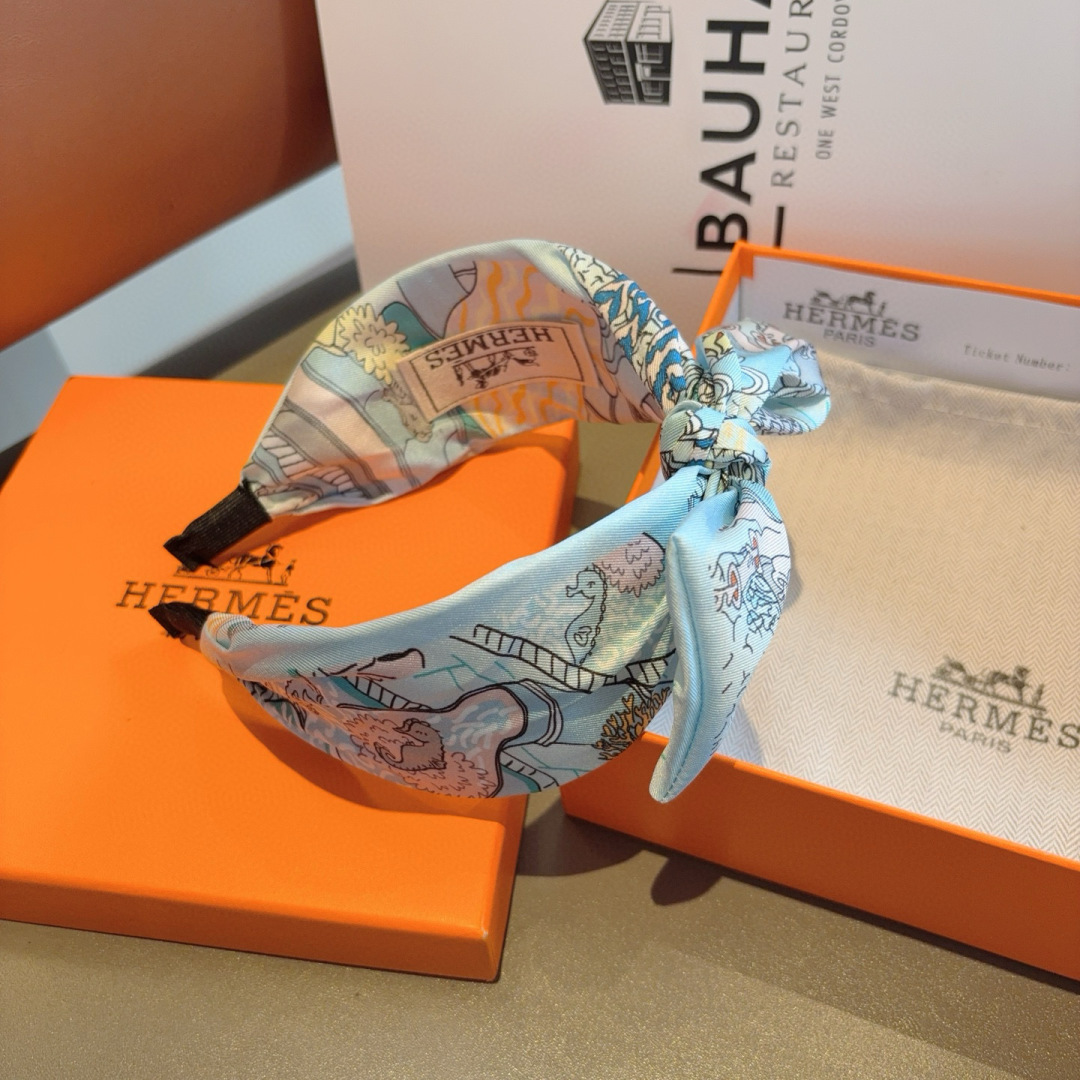 配包装
Hermes（爱马仕）  火爆定制款蝴蝶结发箍，网红同款头箍、  进口真丝面料， 出口订单、细节