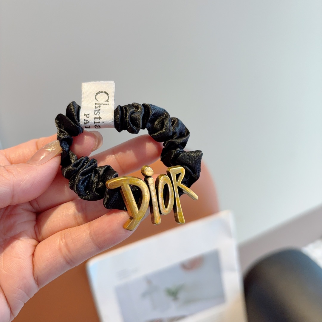 配包装（单个）
Dior 迪奥 网红新款发圈，精致肠圈皮筋，佩戴舒适无压力，造型搭配必备！非常时尚百搭！