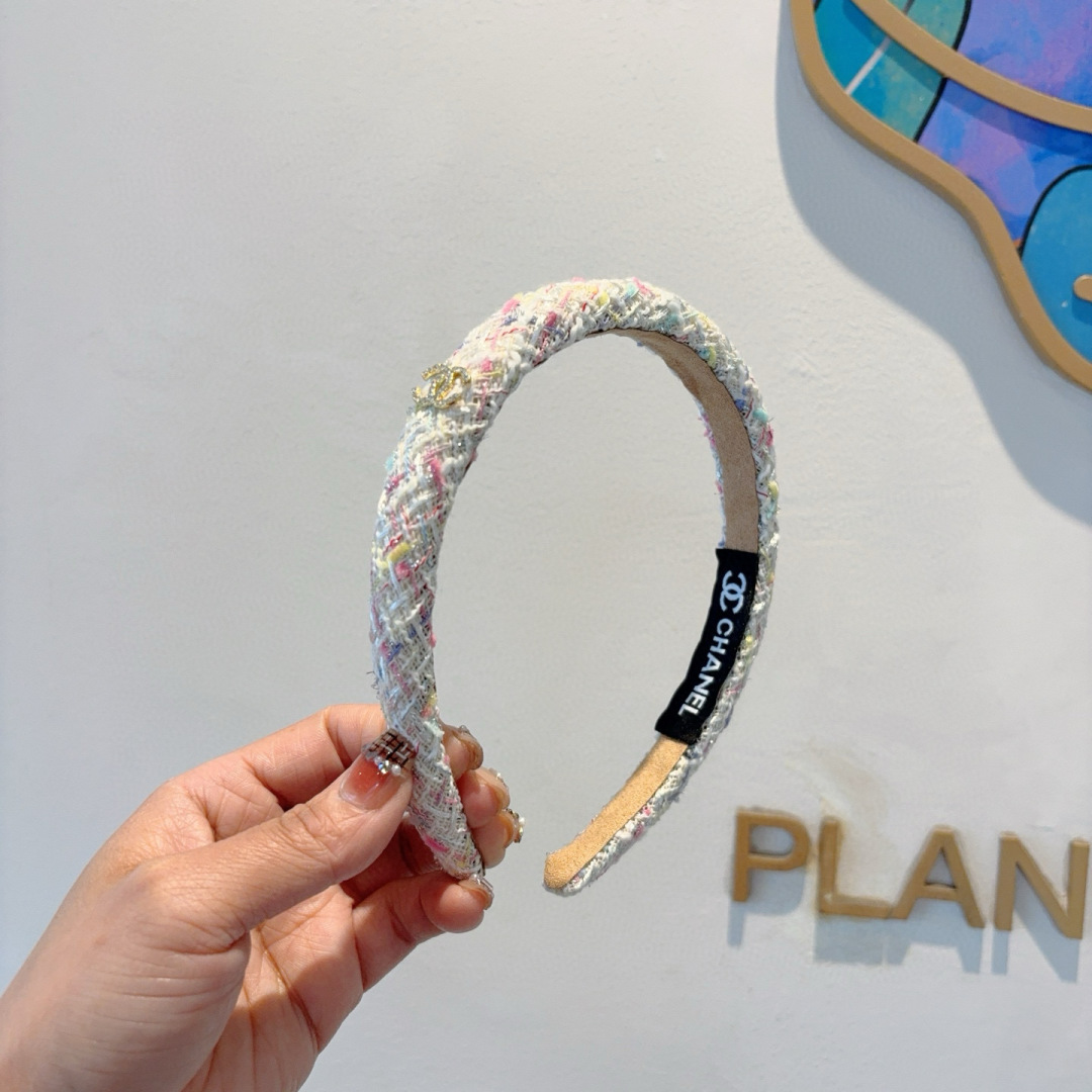配包装
CHANEL（香奈儿）新款精美字母发箍，复古网红爆款头箍 搭配高端材质，超精致，时尚高级感百搭款