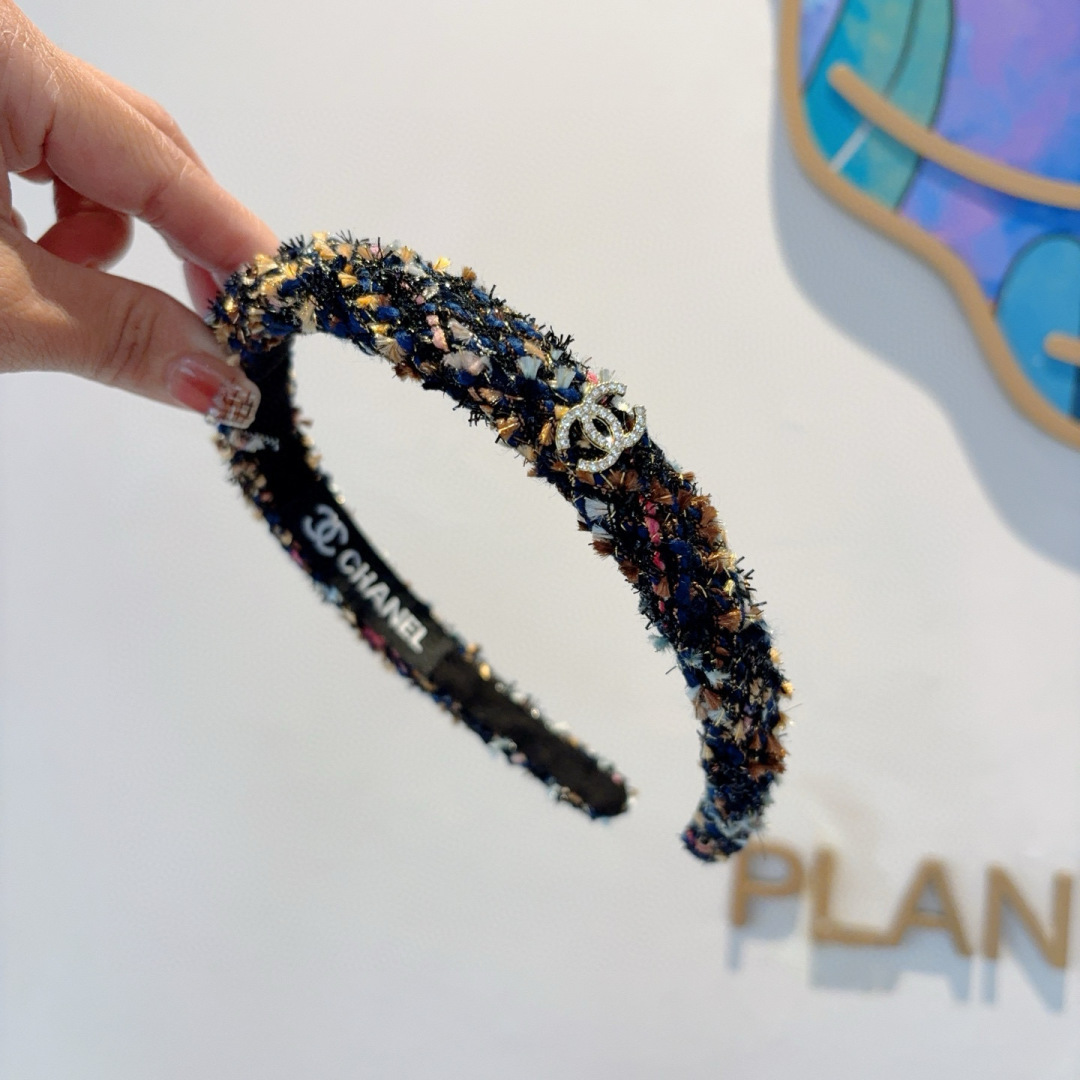 配包装
CHANEL（香奈儿）新款精美字母发箍，复古网红爆款头箍 搭配高端材质，超精致，时尚高级感百搭款