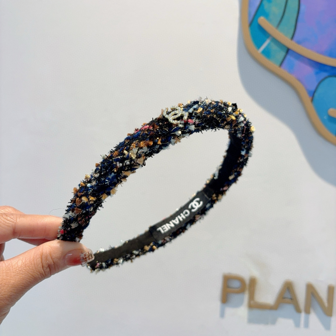 配包装
CHANEL（香奈儿）新款精美字母发箍，复古网红爆款头箍 搭配高端材质，超精致，时尚高级感百搭款