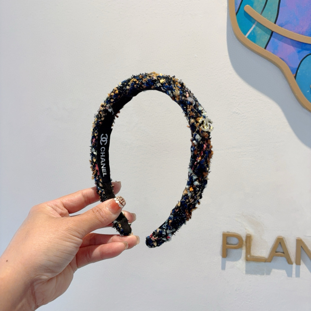 配包装
CHANEL（香奈儿）新款精美字母发箍，复古网红爆款头箍 搭配高端材质，超精致，时尚高级感百搭款