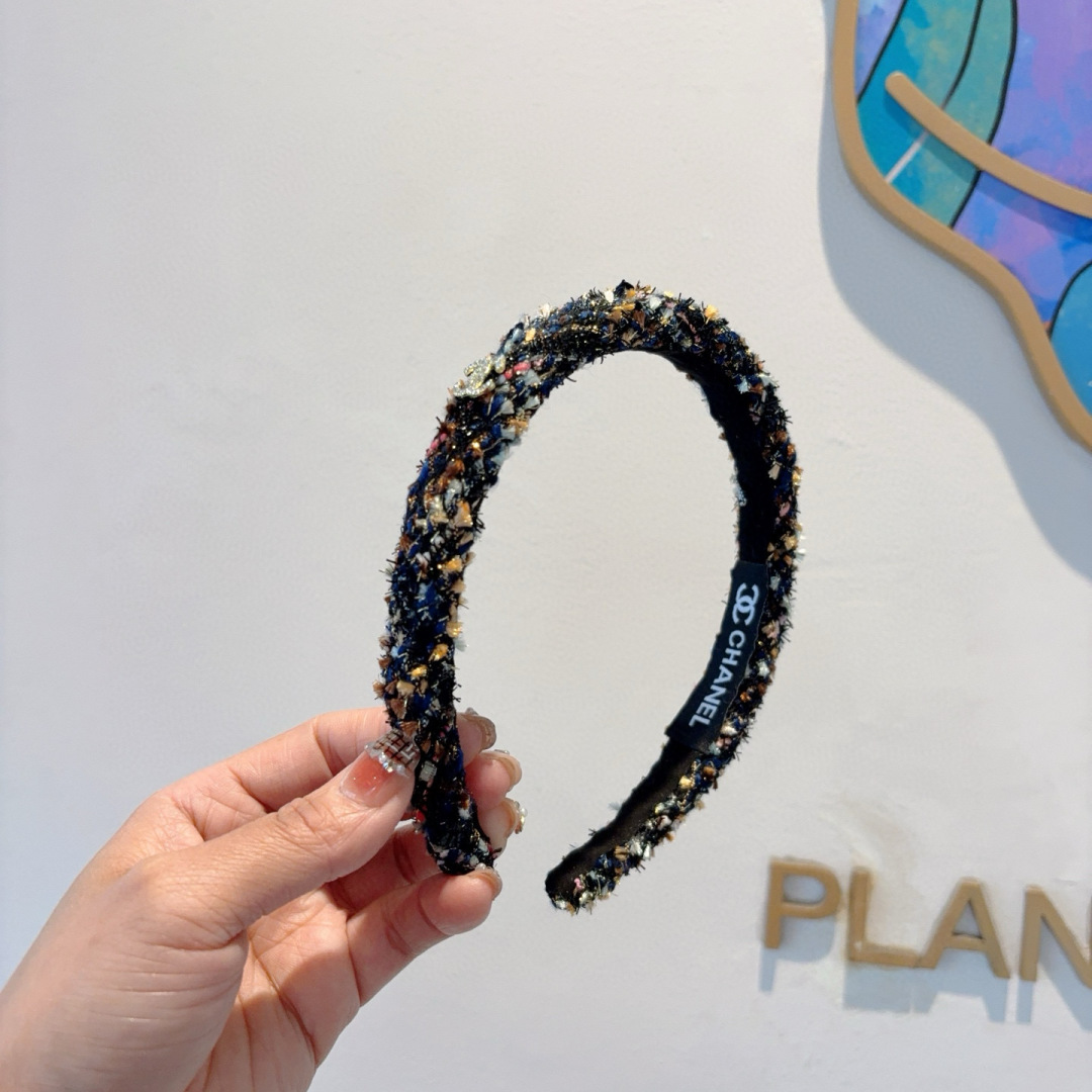 配包装
CHANEL（香奈儿）新款精美字母发箍，复古网红爆款头箍 搭配高端材质，超精致，时尚高级感百搭款