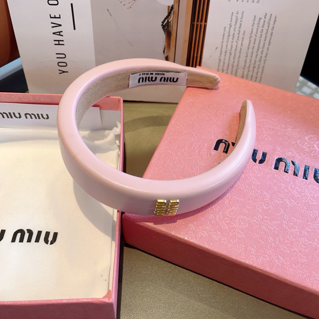 配包装
miumiu 缪缪  新款羊皮定制发箍，金属字母头箍！特制面料非常显质感、经典百搭少女风发饰