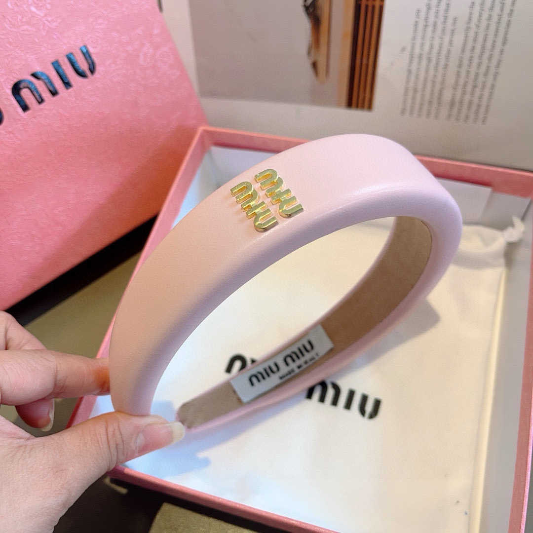 配包装
miumiu 缪缪  新款羊皮定制发箍，金属字母头箍！特制面料非常显质感、经典百搭少女风发饰