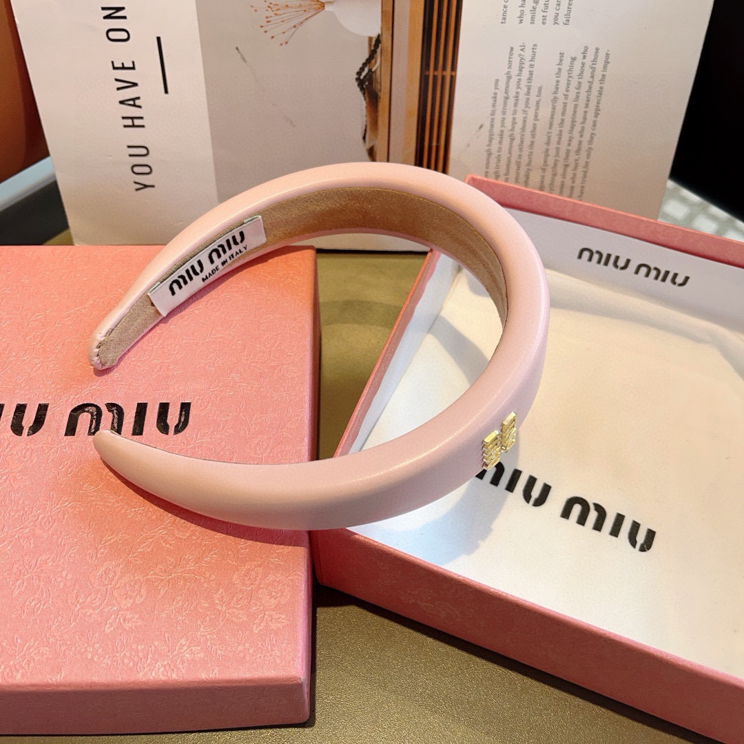 配包装
miumiu 缪缪  新款羊皮定制发箍，金属字母头箍！特制面料非常显质感、经典百搭少女风发饰