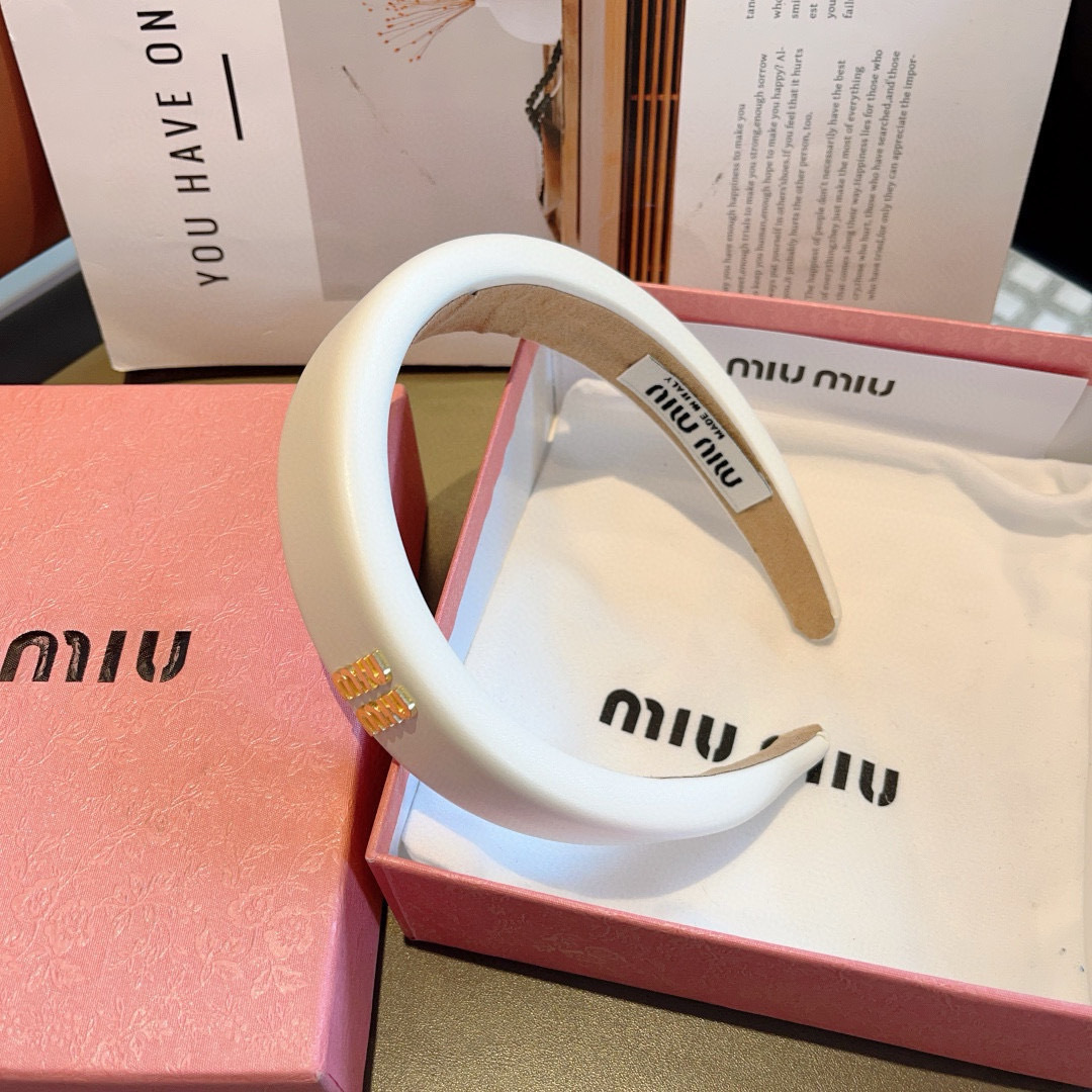 配包装
miumiu 缪缪  新款羊皮定制发箍，金属字母头箍！特制面料非常显质感、经典百搭少女风发饰