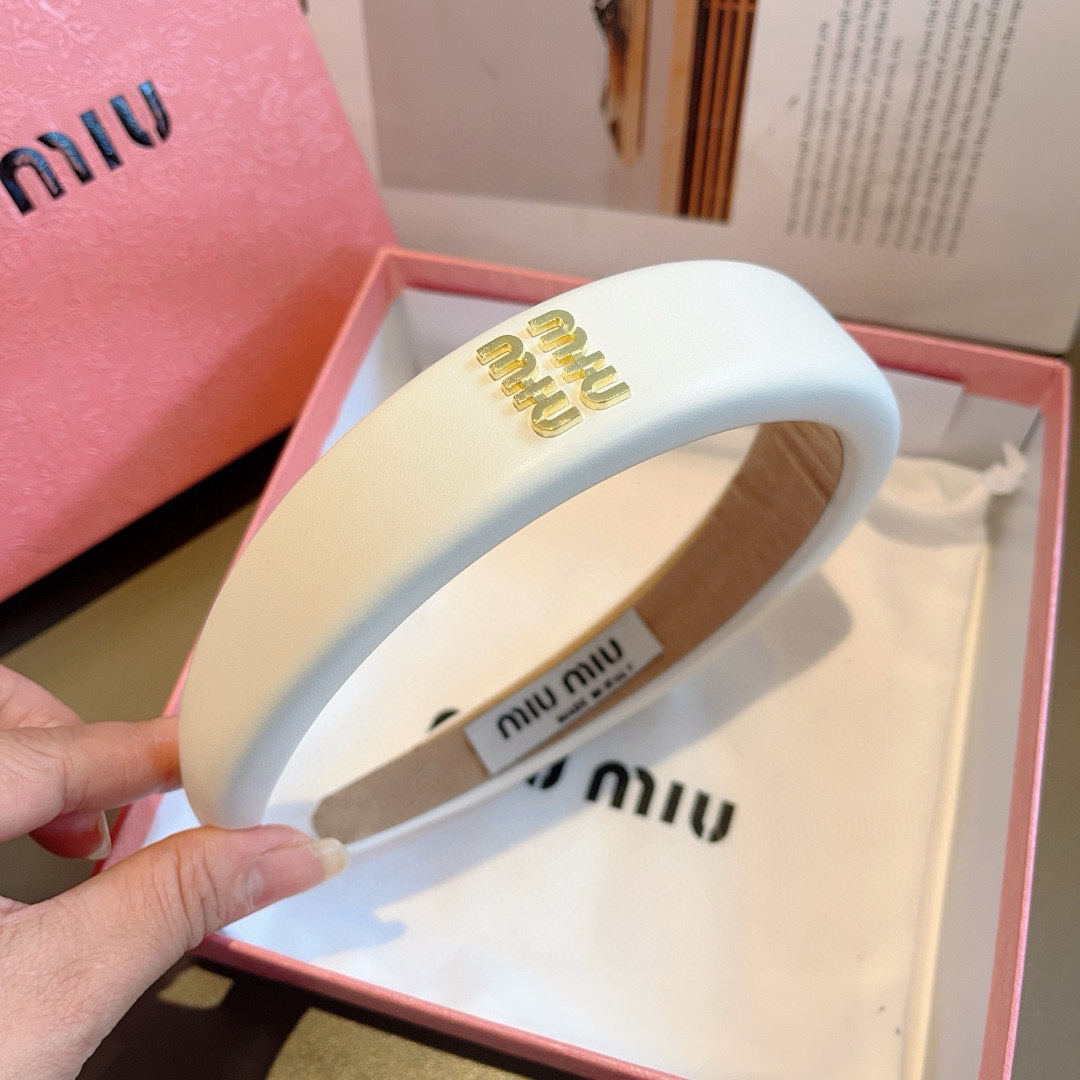 配包装
miumiu 缪缪  新款羊皮定制发箍，金属字母头箍！特制面料非常显质感、经典百搭少女风发饰