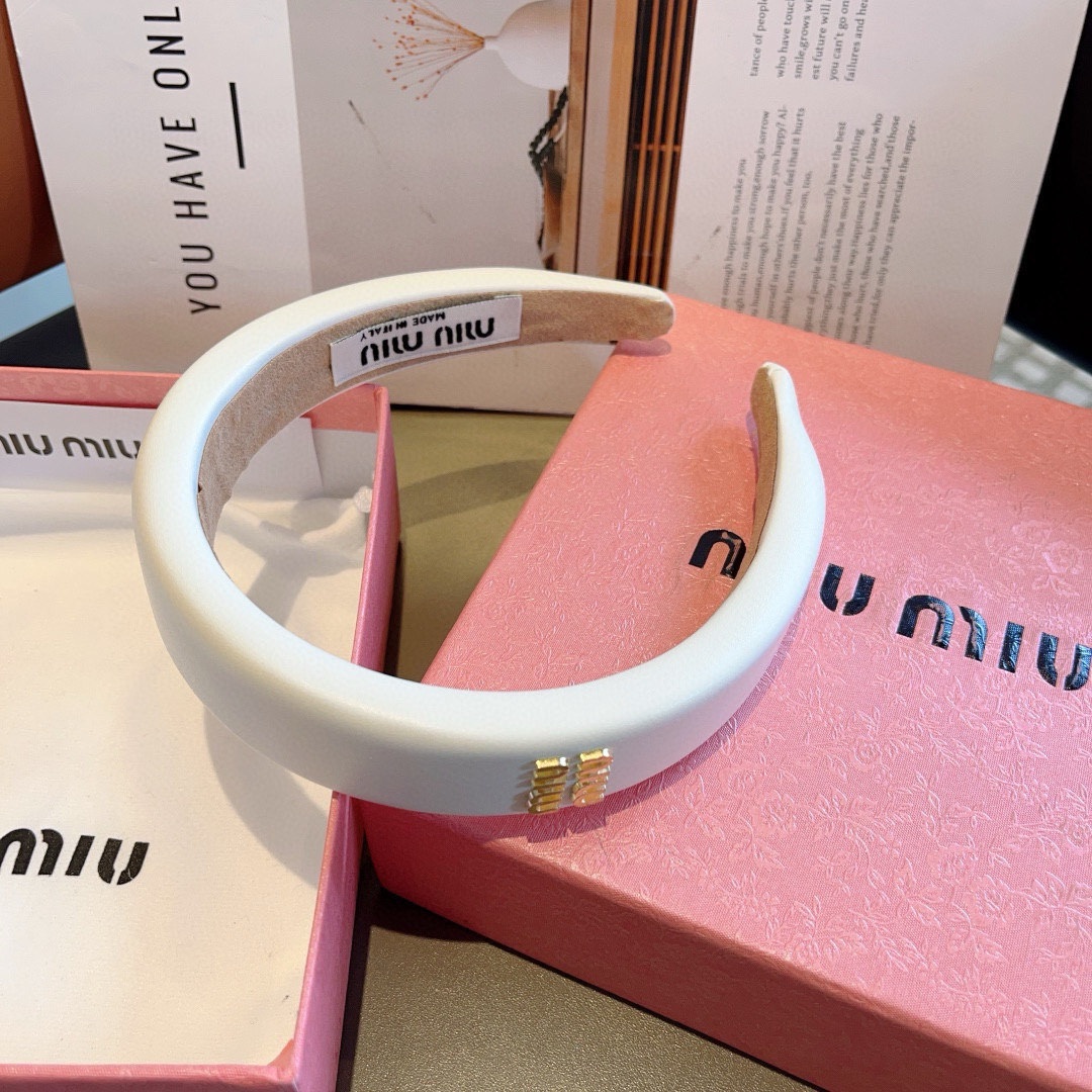 配包装
miumiu 缪缪  新款羊皮定制发箍，金属字母头箍！特制面料非常显质感、经典百搭少女风发饰
