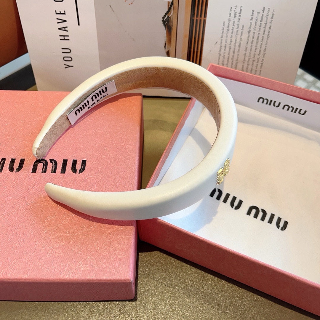 配包装
miumiu 缪缪  新款羊皮定制发箍，金属字母头箍！特制面料非常显质感、经典百搭少女风发饰
